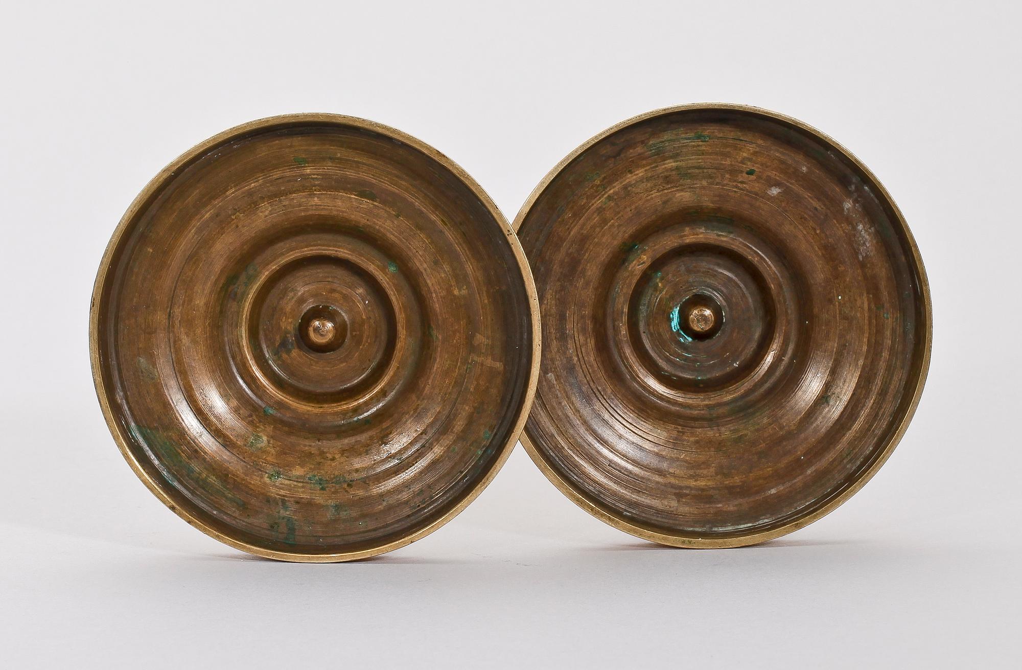 LJUSSTAKAR, ett par, empire, brons, 1800-talets första hälft.