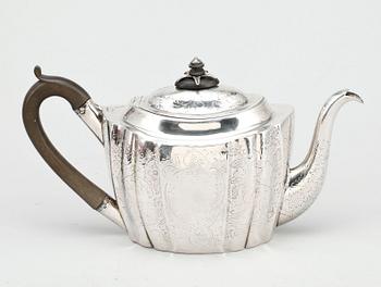 TEKANNA, silver, Peter, Anne & William Bateman, London, England, 1799. Total vikt ca 447 g.