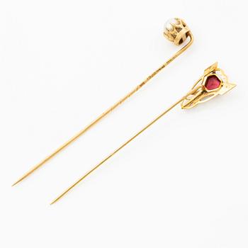 Shirt buttons, a pair and two cravat pins, 18K gold, with synthetic red stone and pearl.