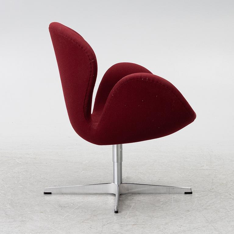 Arne Jacobsen, armchair, "The Swan", Fritz Hansen, 2018.