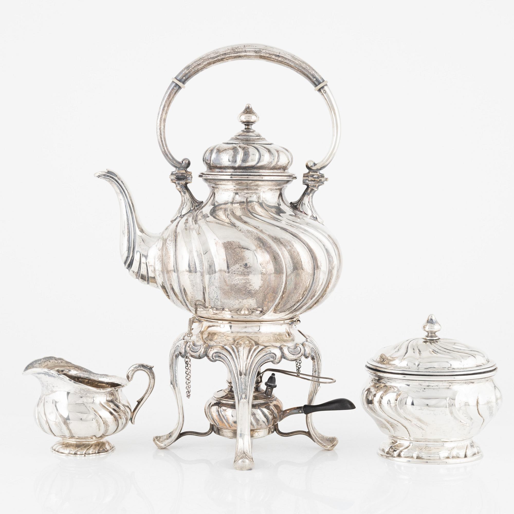 Tekanna med rechaud, gräddsnipa och sockerskål, silver, Stockholm 1918-1920. Rokokostil.