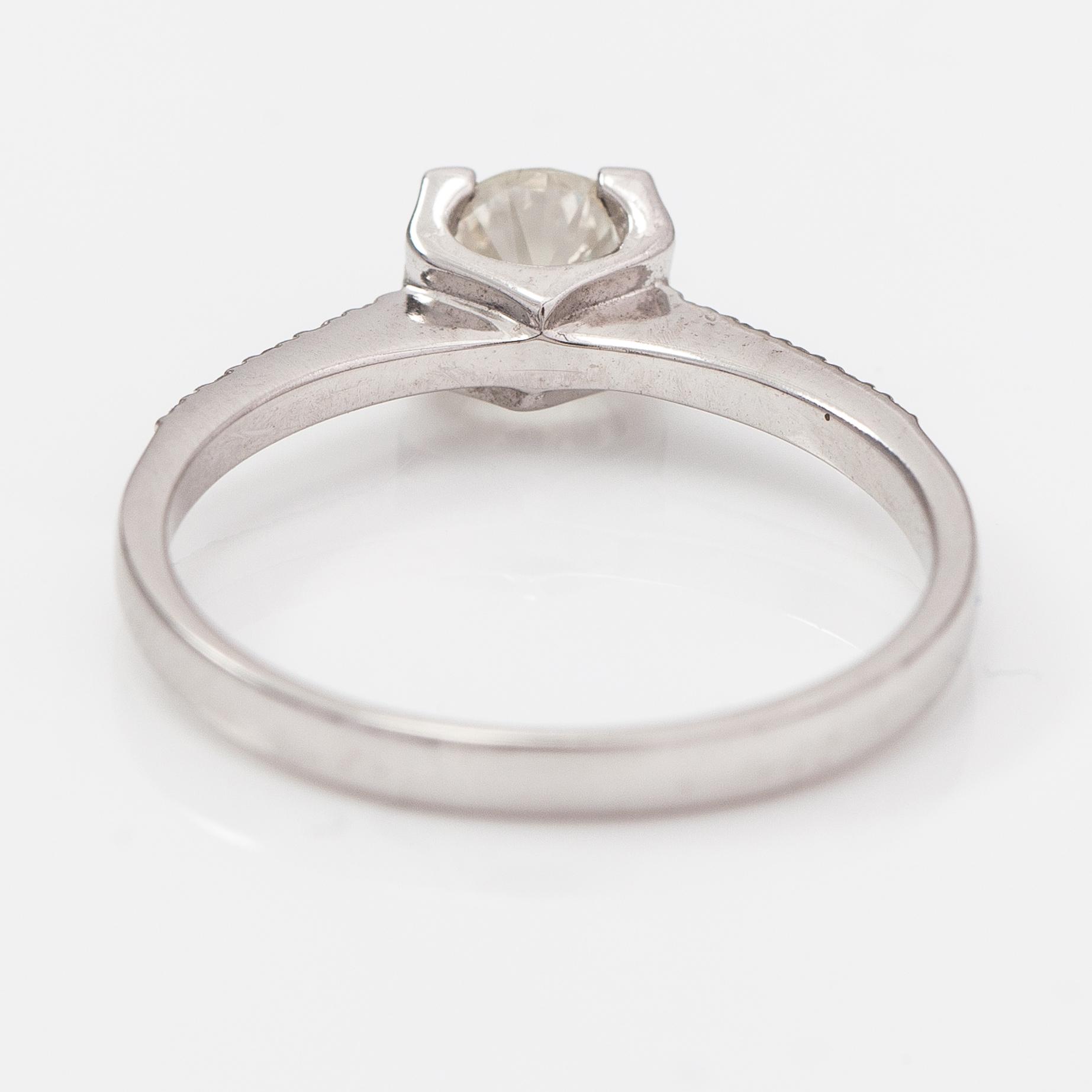 A 14K white gold ring with brilliant-cut diamonds ca. 0.60 ct in total.