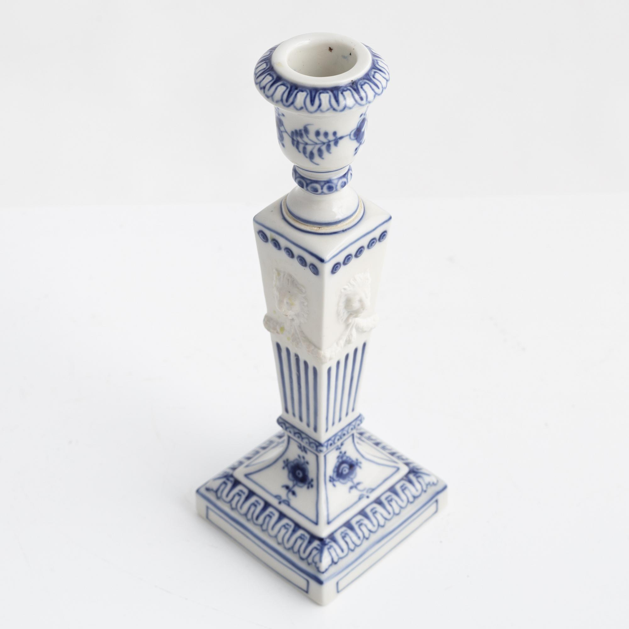 Servisdelar, 33 st, "Musselmalet", helblonde, Royal Copenhagen, Danmark.