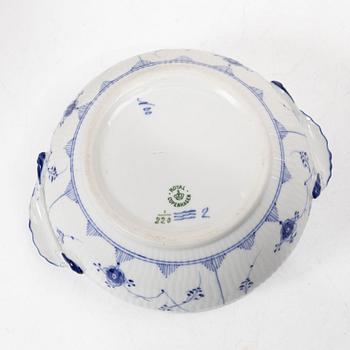 Royal Copenhagen, terriner 2 st, "Musselmalet", riflet, Danmark, 1890-1922.