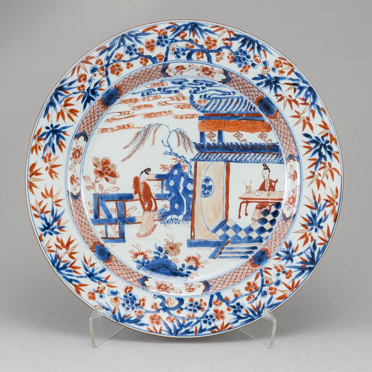 An imari export porcelain serving dish, Qing dynasty, 18th century.