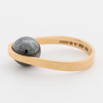 RING, 18K gold with hematite sphere.