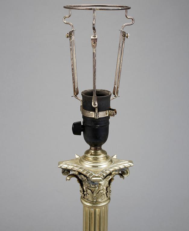 BORDSLAMPA, mässing och förgylld metall, 1800-talets sista hälft.