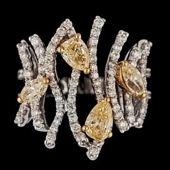 A brilliant cut white diamond, tot. 1.09 cts and fancy yellow diamond ring, tot. 1.32 cts.
