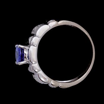 RING, 14k vitguld blå oval fasettslipad tanzanit o små briljantslipade diamanter. Vikt 7,4g.
