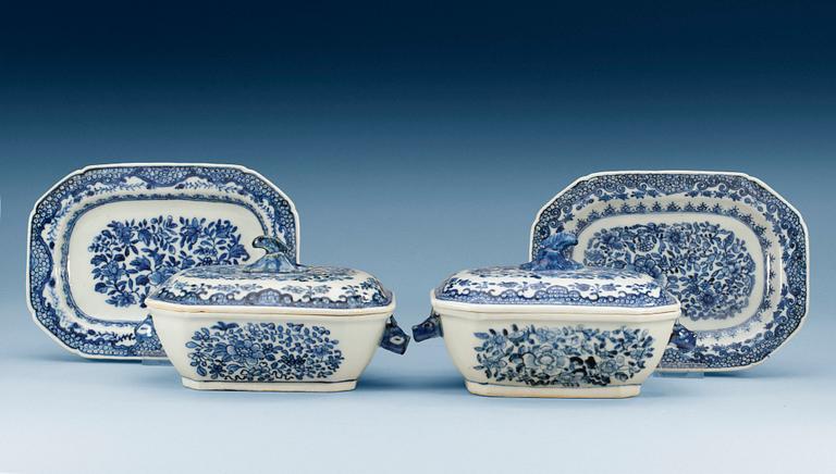 A pair of blue and white butter tureens with cover and stand, Qing dynasty, Qianlong (1736-95). (2).