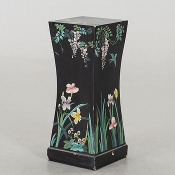 A CHINESE STYLE PEDESTAL, second half of 20th century.