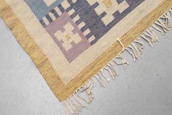 Sigvard Bernadotte, a carpet, "Vitsippa", flat weave, 846 x 395,5 cm, signed SB.