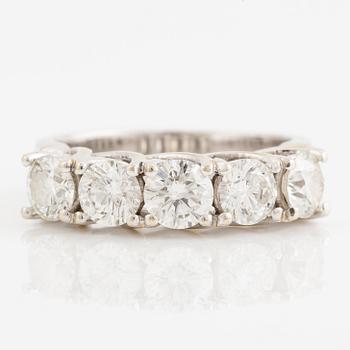 Ring, 18K white gold with five brilliant-cut diamonds.