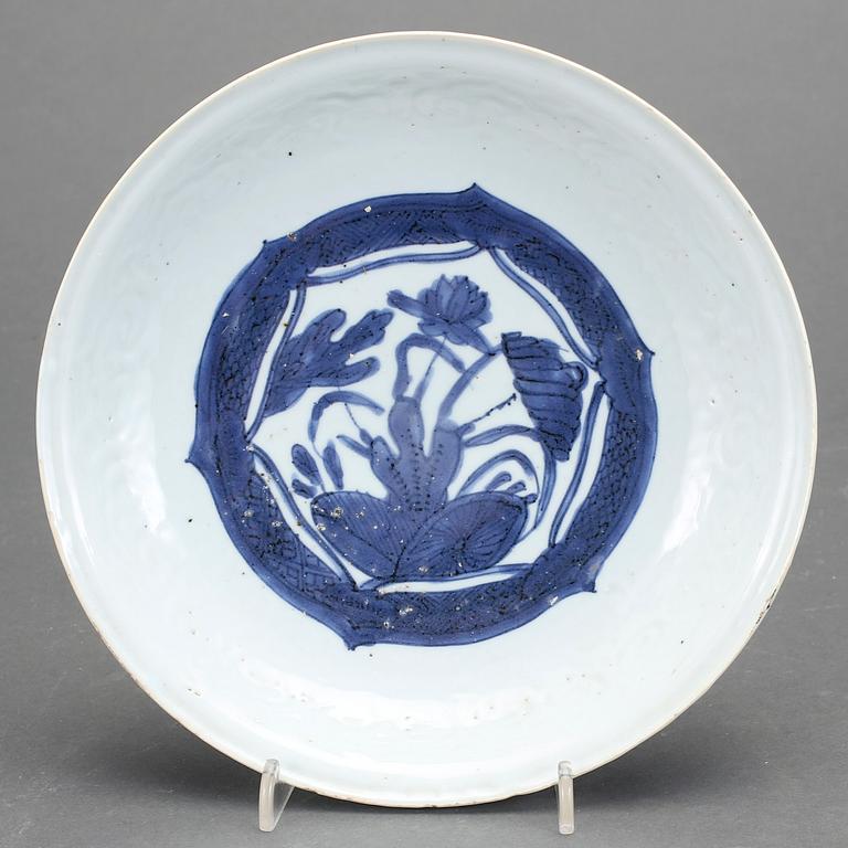A blue and white dish, Ming dynasty Wanli (1573-1619).