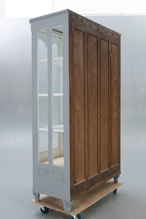 An early 1900s display cabinet.