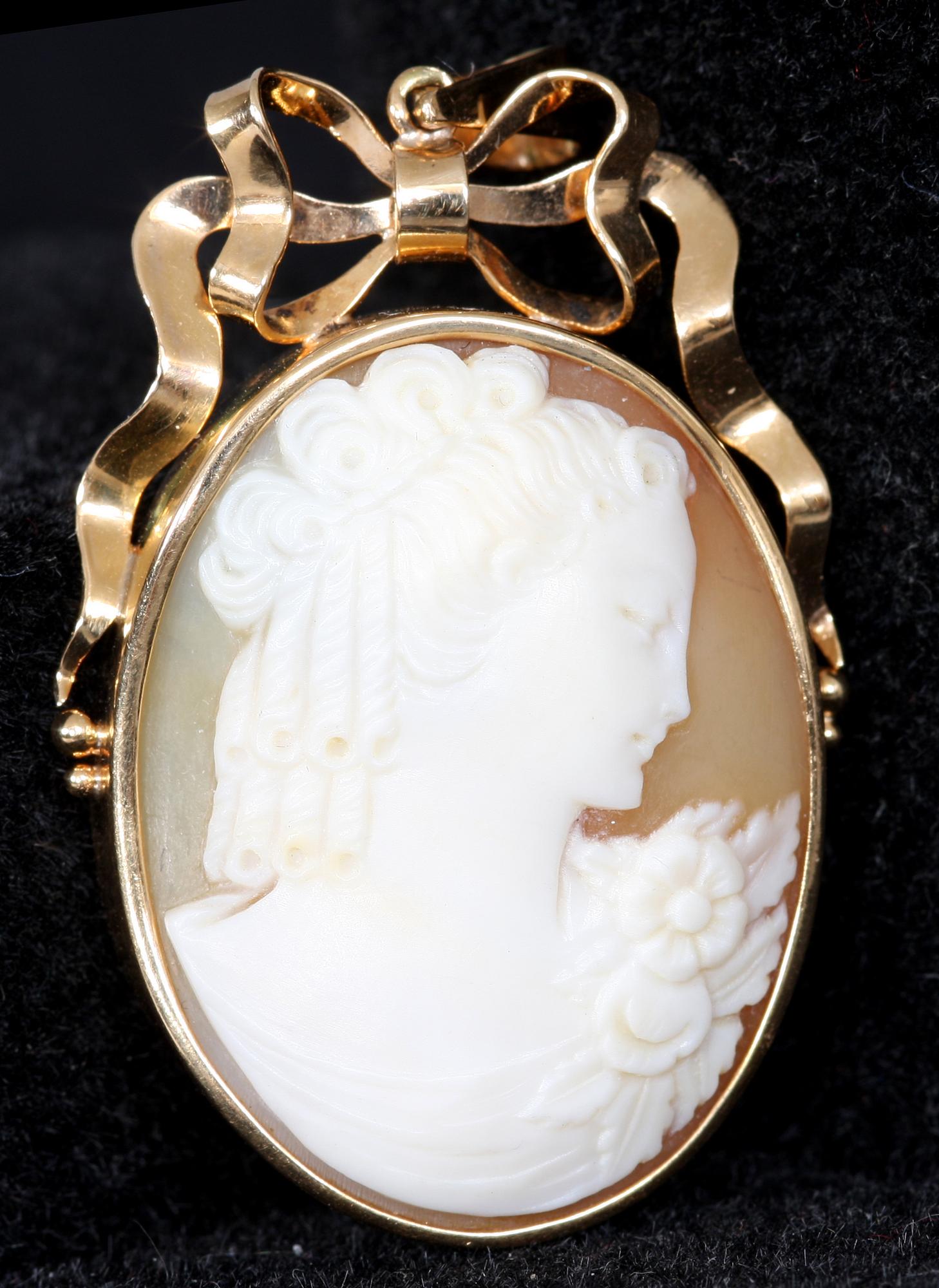 HÄNGSMYCKE samt RING, guld, 18k samt Camé, bl a 1947.