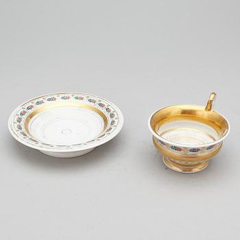 KOPP MED FAT. Porslin. Meissen. Empire, 1800-tal.