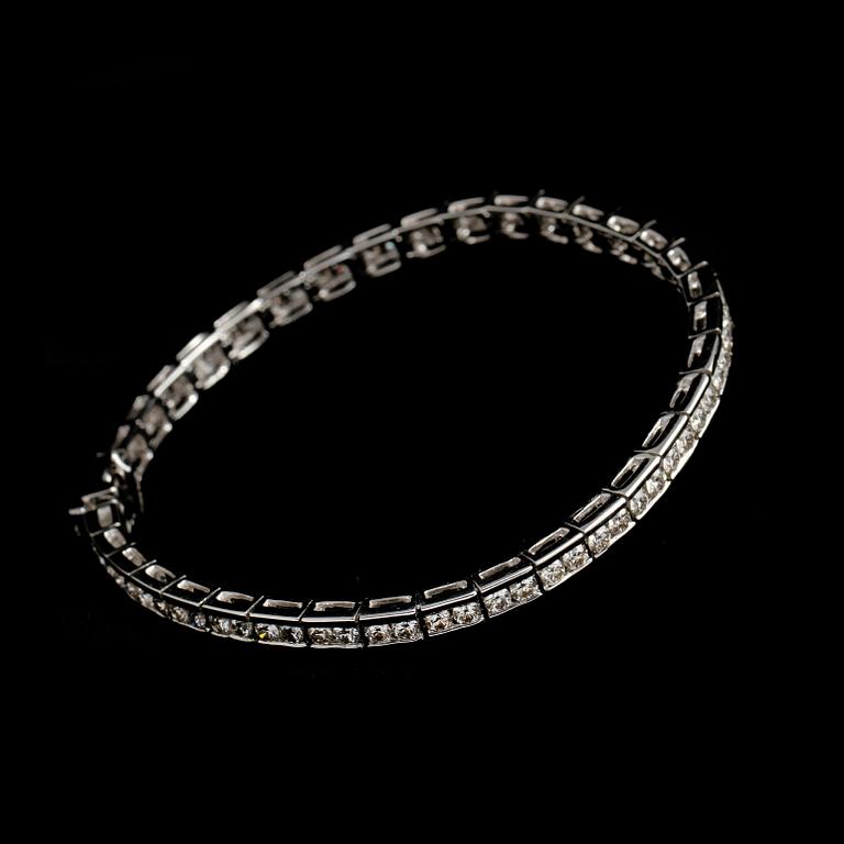 ARMBAND, 18k vitguld med 74 briljantslipade diamanter, totalt 3.86 ct. Vikt 17 g.