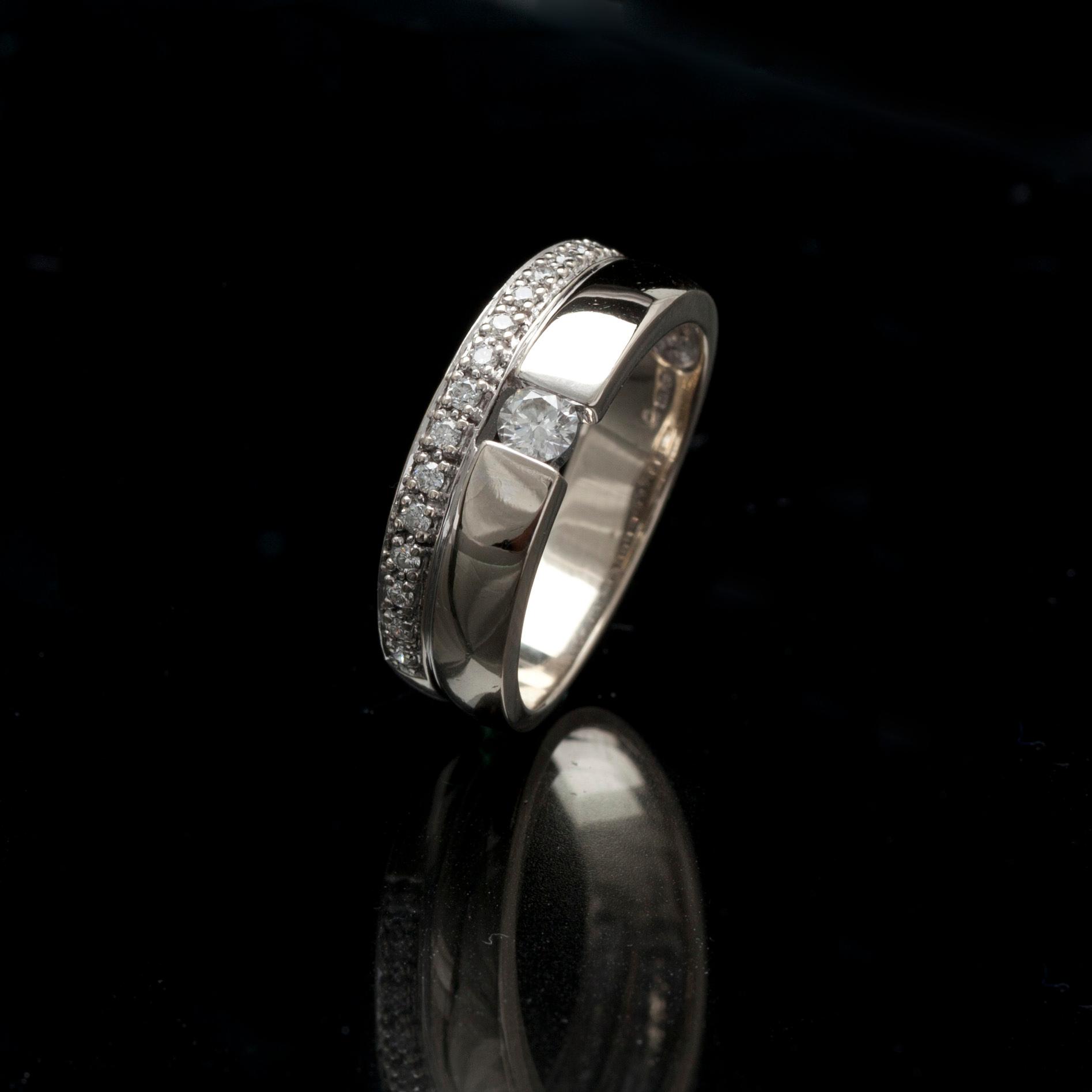 RING, vitguld 14K, briljantslipade diamanter, största diamanten ca 0,15 ct. Vikt 5,6 g.