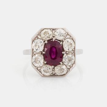 396. Ring 18K vitguld med en fasettslipad rubin samt gammalslipade diamanter.