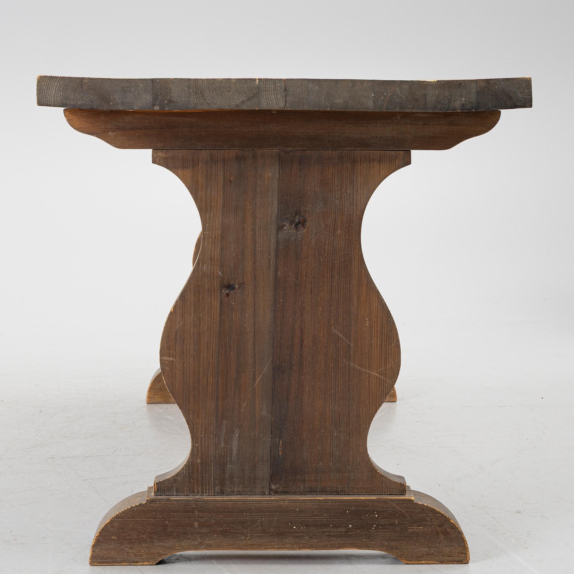 A solid pine dining table, 20th century.