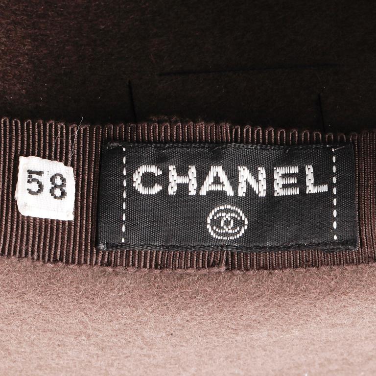 CHANEL, a green wool hat. Size 58.