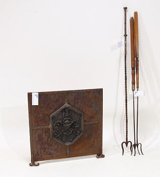 BRASSKÄRM MED ELDGAFFLAR, 4 delar, järn, 1800-1900-tal.