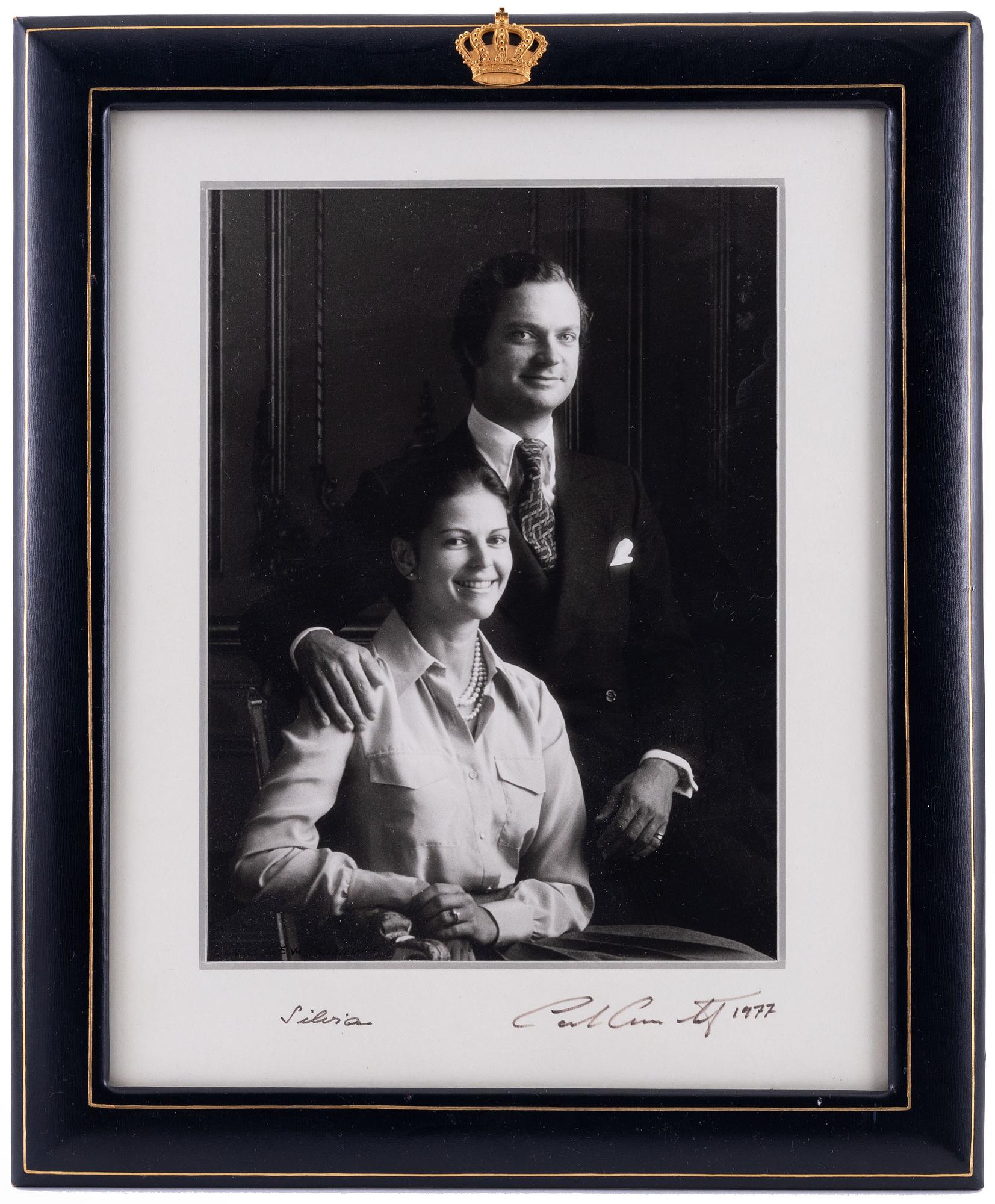Royal photograph, King Carl XVI Gustaf och drottning Silvia, signed and dated 1977. Photo signed Claës Lewenhaupt.