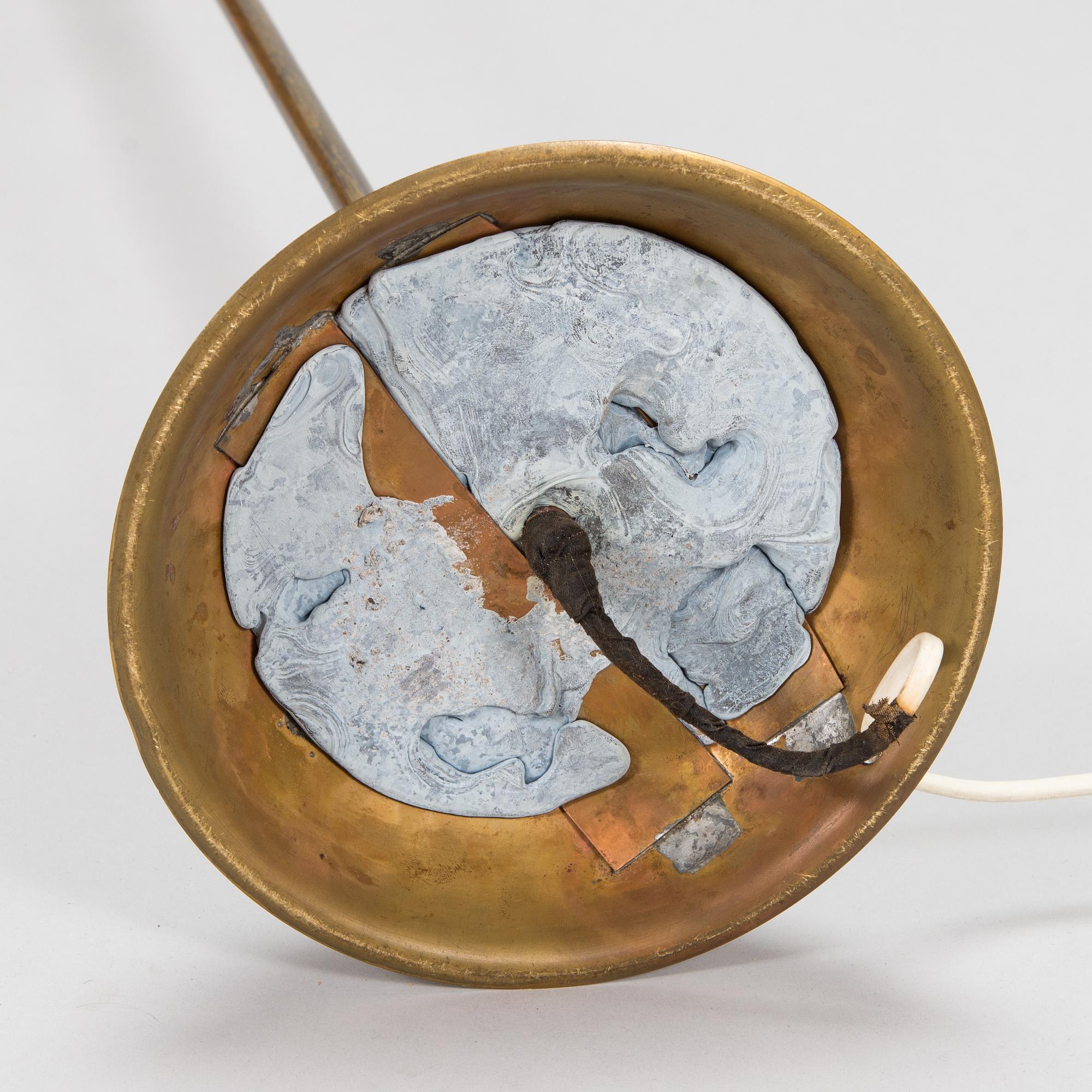 A 1950s floor lamp in brass.
