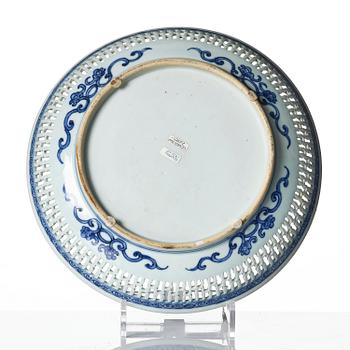 A Qianlong blue and white charger and a pair of famille rose dishes.