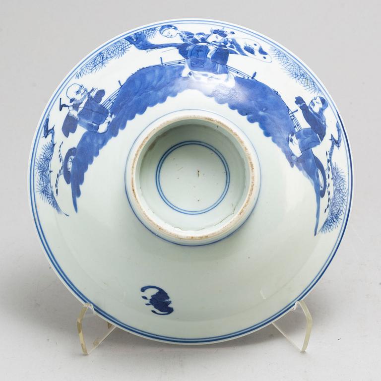 A blue and white footed dish, Qing dynasty, early 20th century.