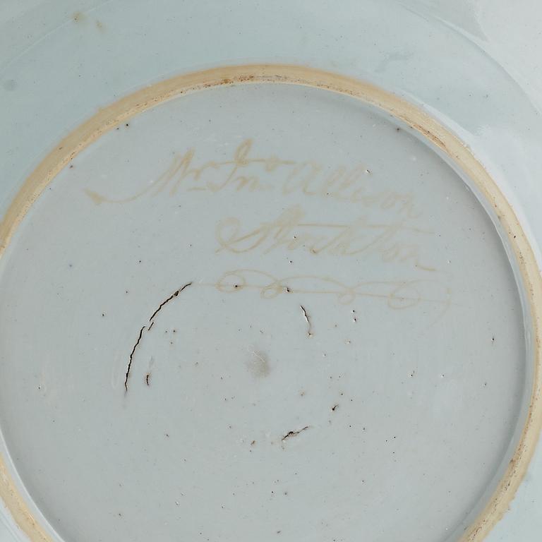 Terrin med lock, tallrik och smörterrin med lock och fat, porslin, Kina, 1700- och 1800-tal.