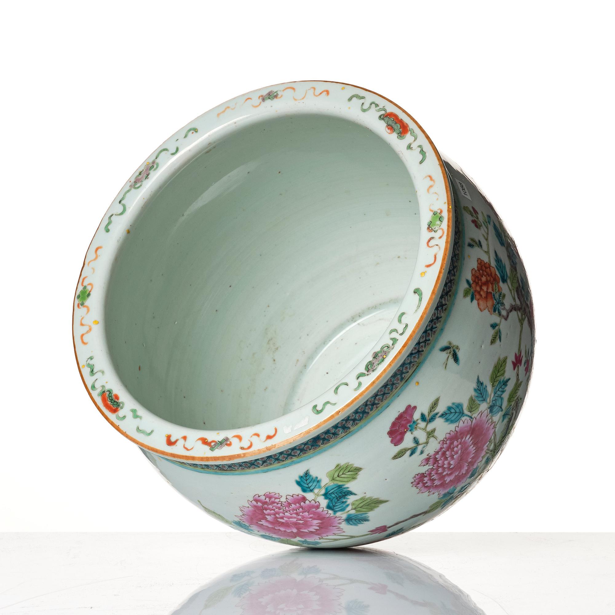 A famille rose flower pot, Qing dynasty, circa 1900.