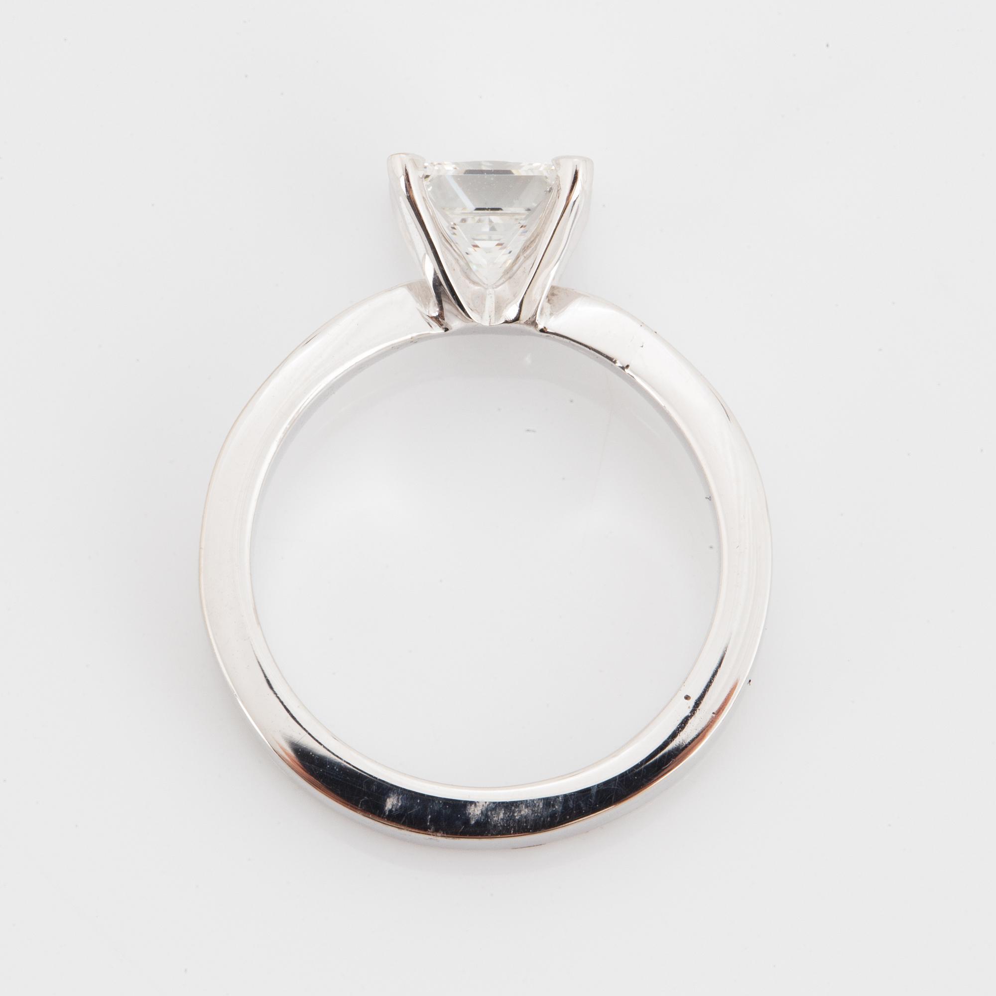 RING vitguld med princesslipad diamant 0.77 ct med certifikat.