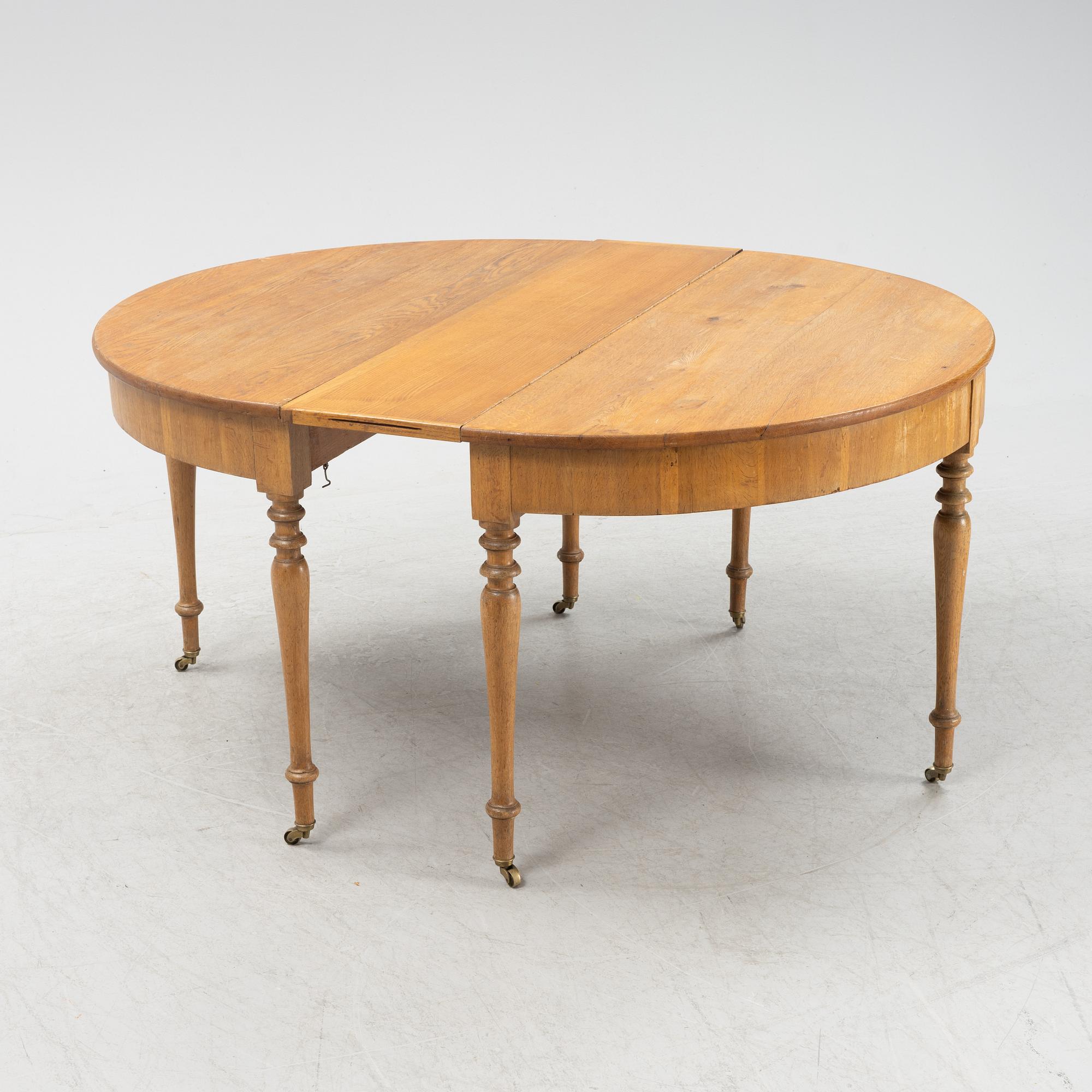 An oak dining table, around the year 1900.