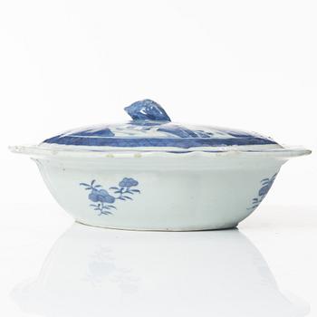 A Chinese blue and white porcelain tureen with cover,.