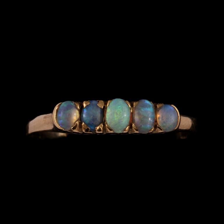 RING, 14k guld med 5 cabochonslipade opaler. Vikt 2 g.
