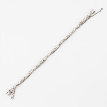 Armband 18K vitguld med diamanter i olika slipformer.