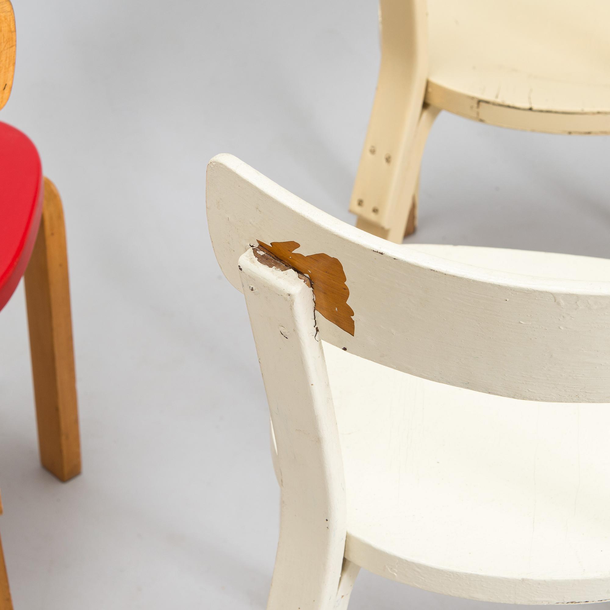 Alvar Aalto, Tuoleja, 4 kpl malli 69 ja jakkara malli 60, O.Y. Huonekalu- ja Rakennustyötehdas A.B. 1900-luvun puoliväli.