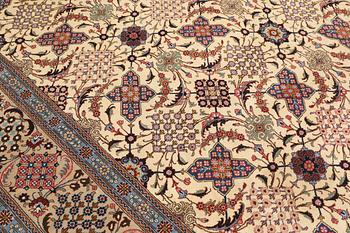 A Keshan carpet, approx. 407 x 290 cm.