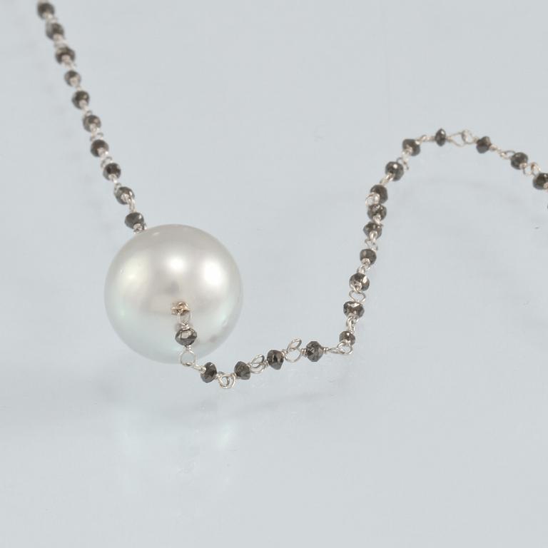 COLLIER, 18K vitguld med svarta diamanter samt 6 odlade South Sea-pärlor. Vikt 21,3 gram.