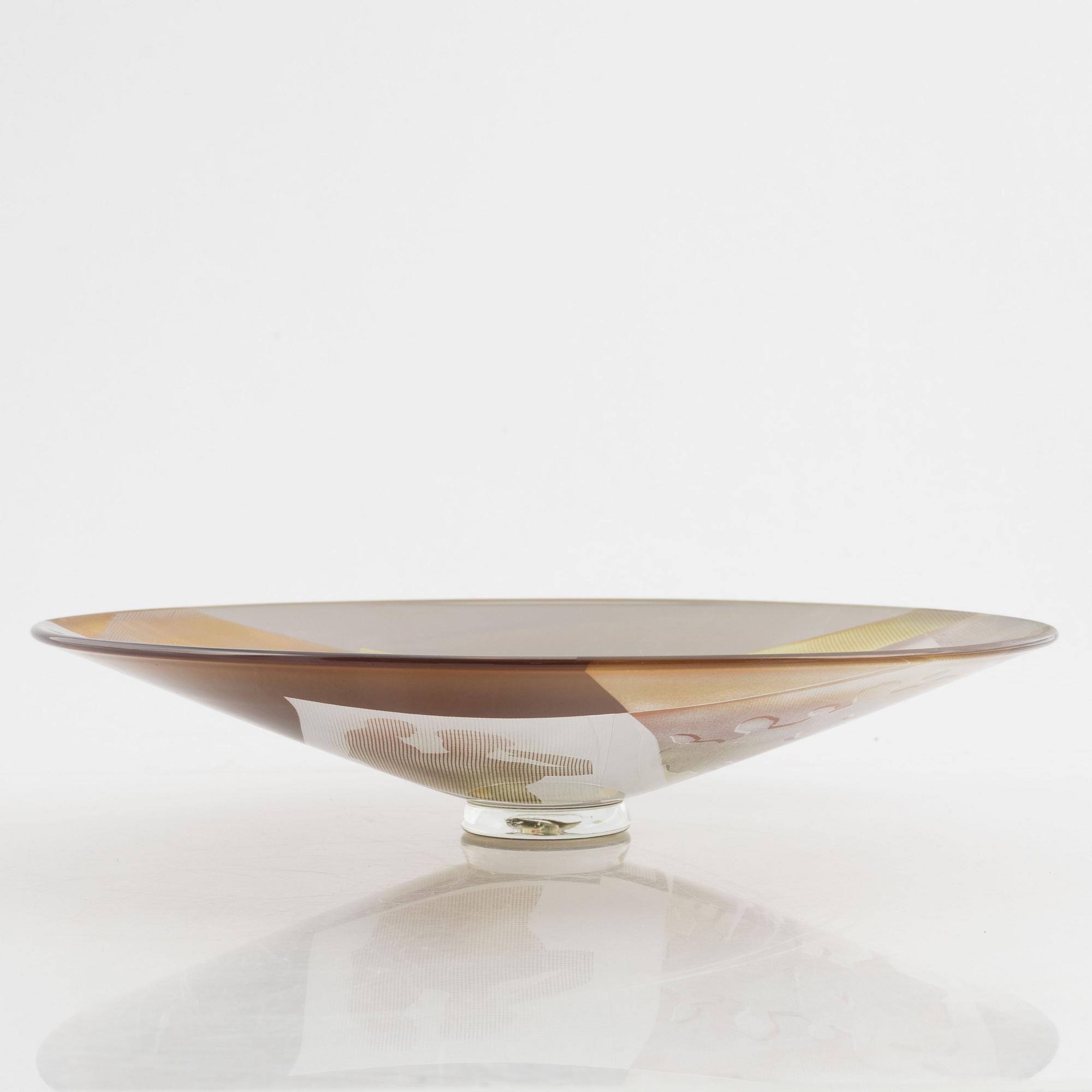 Klas-Göran Tinbäck, a glass dish, 'Den okände makthavaren' (Andropov), executed in his own studio, 1983.
