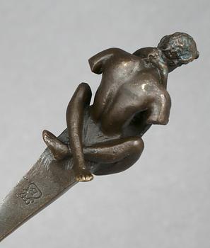 SKRIVBORDSGARNITYR, 4 delar, patinerad brons, erotiska motiv, märkta B, 1900-tal.