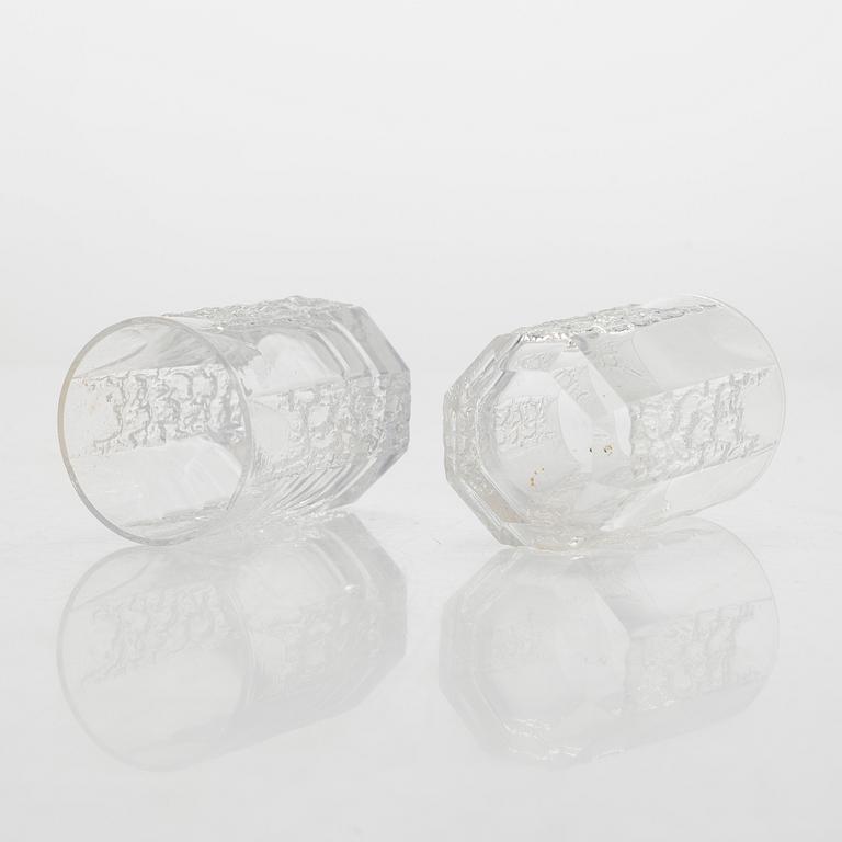 Timo Sarpaneva, prototyyppejä, pulloja 4 kpl ja snapsilaseja, 6 kpl valmistettu Karhulan/Iittalan lasitehtaalla 1976.