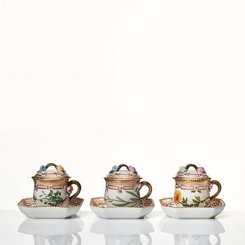 Cremekoppar med lock och fat, 12 stycken, porslin. Royal Copenhagen, Danmark, 1900-tal.