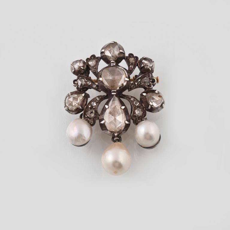 BROSCH, 18K guld samt silver med rosenslipade diamanter samt 3 odlade pärlor. Vikt 11,5 gram.