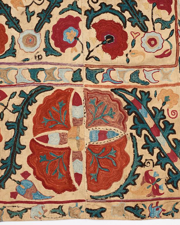ANTIKT UZBEKISTANSKT SUZANI BRODERI. Två delar. 242,5 x 76 och 243,5 x 76,5 cm.