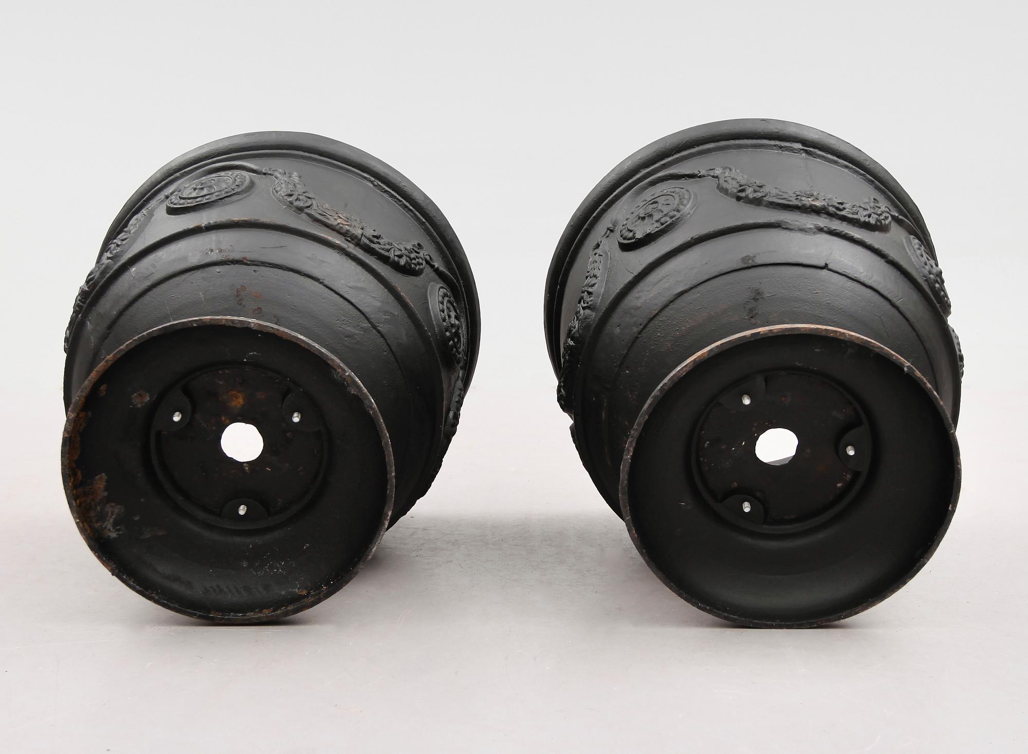 TRÄDGÅRDSURNOR, 1 par, gjutjärn, 1900-/2000-tal.