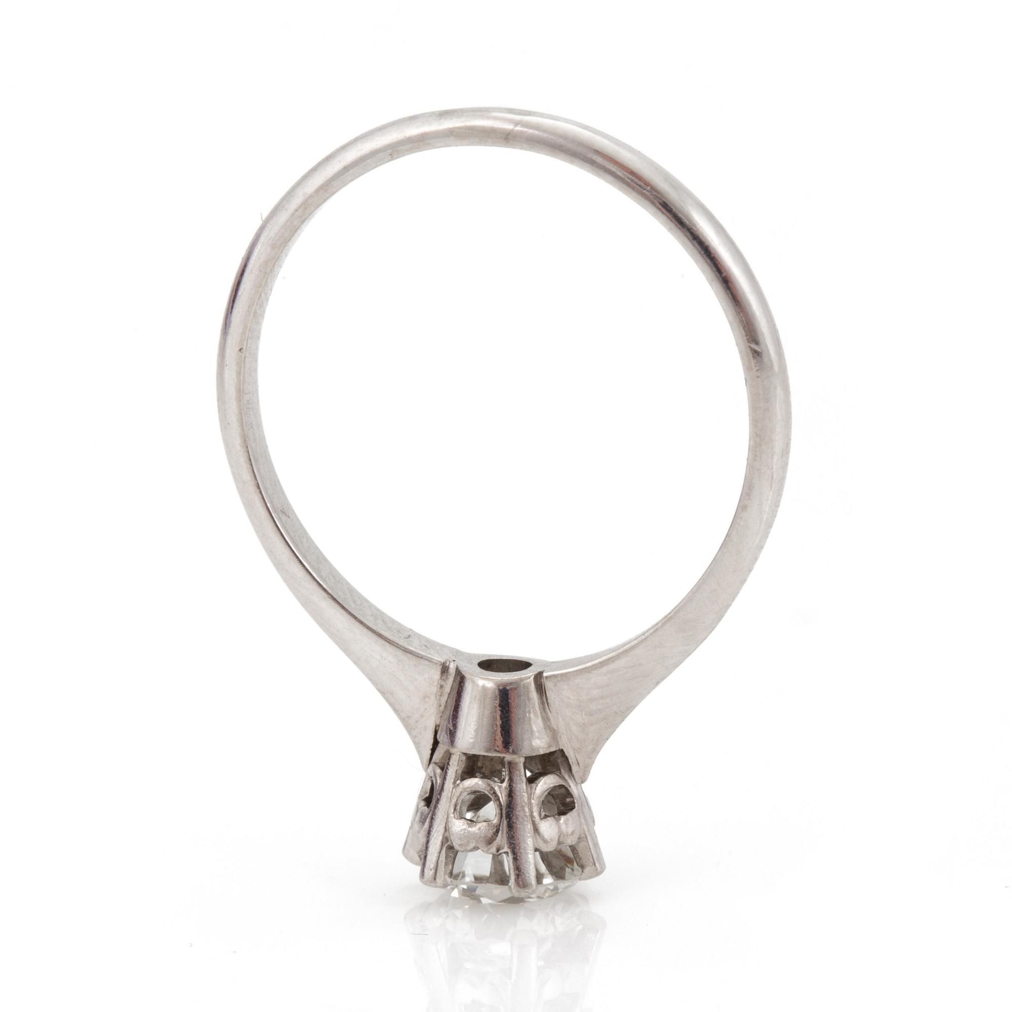 A ring set with a round, brilliant-cut diamond.