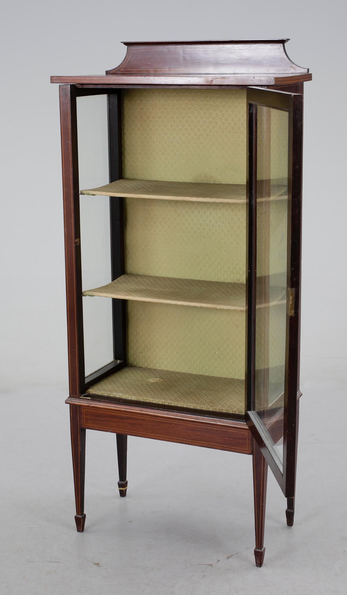 VITRINSKÅP, louis XVI-stil, 1900-tal.